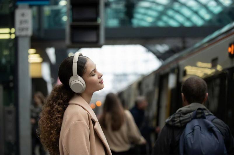 Россияне стали покупать полноразмерные наушники почти в 5 раз чаще чем год назад Эксперты связывают рост популярности с практичностью таких моделей и ностальгией по стилю 1990 х