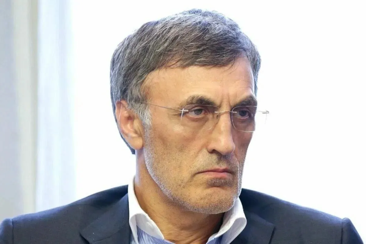 Экс депутата Госдумы Магомеда Гаджиева заочно приговорили к пожизненному заключению Верховный суд Дагестана вынес заочный приговор бывшему депутату Госдумы Магомеду Гаджиеву на фото и его брату экс гендиректору Махачкалинского морского порта Ахмеду Гаджиеву В 2011 году Магомед Гаджиев организовал убийство ректора Института теологии Максуда Садикова Киллеры застрелили учёного и находившегося рядом племянника В это же время братья Гаджиевы произвели рейдерский захват активов ЗАО Судоремонт стоимостью 93 млн Они заставили владельца переоформить 52 акций на подставных лиц Магомеду Гаджиеву заочно дали пожизненный срок а также оштрафовали на 900 тысяч рублей Его брат Ахмед Гаджиев получил 10 лет строгого режима с аналогичным штрафом Братья покинули страну и объявлены в международный розыск сообщили в пресс службе судов Дагестана Ранее активы Магомеда Гаджиева стоимостью 2 млрд рублей по решению суда отошли государству Экстремист и иноагент Мы в МАКС