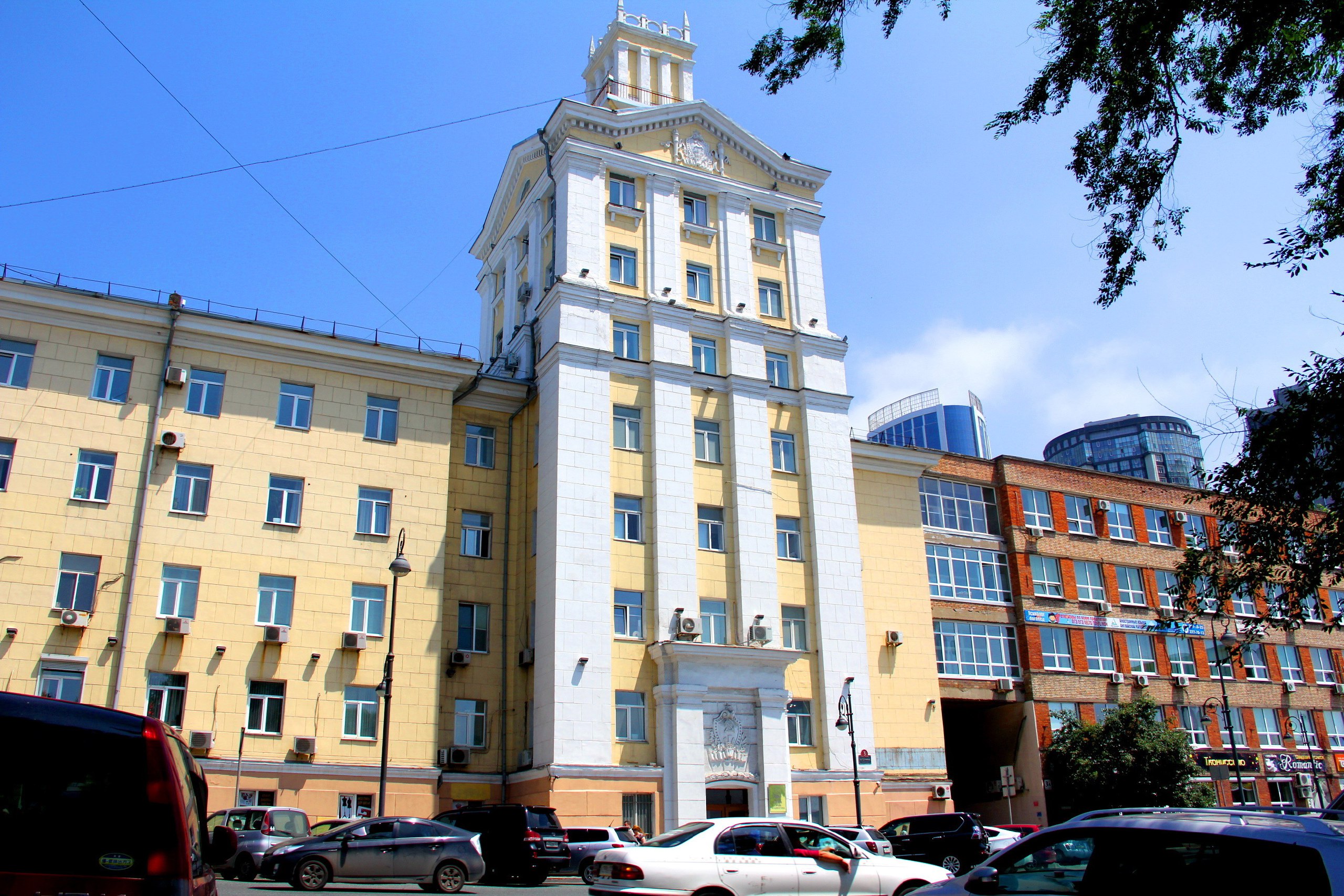 В думе Владивостока приняли корректировки бюджета. Средства дотации город направит на:    благоустройство детских и спортивных площадок, придомовых территорий, общественных пространств, ставших победителями в краевом конкурсе ТОСов.    текущее содержание, обслуживание и эксплуатацию объектов наружного освещения;   реализацию проекта «Беспилотные авиационные системы в школах» на базе школ № 22, 56, 17 и центра образования «Ступени»;   подготовку к Восточному экономическому форуму. В числе мероприятий – ремонт, окраска и очистка от граффити подпорных стен и подземных переходов, благоустройство ландшафтно-парковой зоны ДВФУ, архитектурно-художественное оформление муралами подпорных стен и другие мероприятия;   проведение городского торжественного мероприятия «День знаний»;   ремонт в школе № 40, на базе которой будет запущен проект школы полного дня.  #Бюджет #Благоустройство