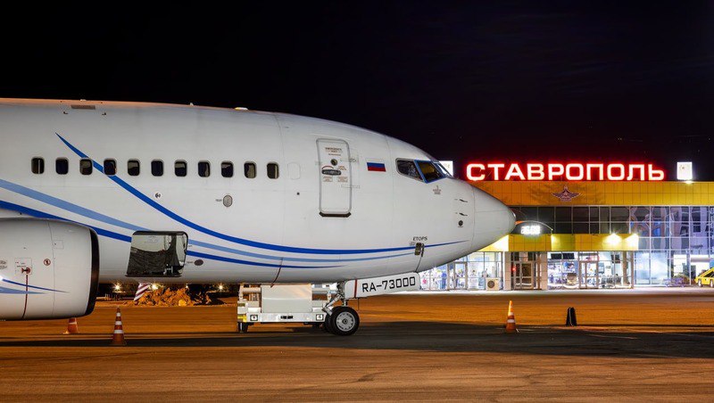 Планами по развитию аэропортов Ставрополя и Минвод поделился губернатор  В 2025 году из аэропортов собираются открыть 15 дополнительных субсидируемых маршрутов, связав Ставрополье с другими регионами, минуя московский авиаузел. Также пропускную способность воздушных гаваней планируют увеличить до 11,5 млн пассажиров в год.    «Хочется, чтобы Ставрополь был полуторамиллионником по перевозке пассажиров. Для этого мы формируем новый терминал, добиваемся капитального ремонта взлётно-посадочной полосы. А Минеральные Воды чтобы перешёл за 10 млн пассажиров. Это в обозримой перспективе на 5–10 лет», — сказал Владимир Владимиров.  В планах построить развязку, ведущую в сторону Надеждинского круга. Таким образом аэропорт Ставрополя станет доступнее для армавирской агломерации.