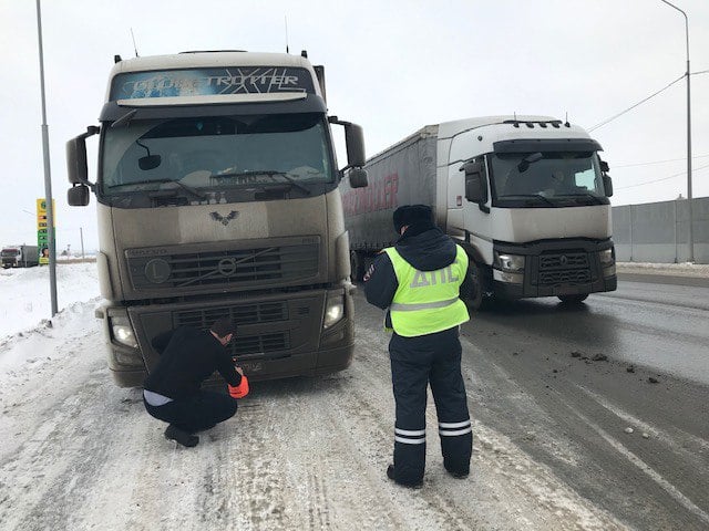 Мост у Телецентра в Омске на год закроют для грузовиков  В апреле в Омске будет введен временный запрет на движение грузовиков по мосту имени 60-летия ВЛКСМ у Телецентра. Ограничения будут действовать на протяжении года. Они связаны с необходимостью уменьшить вибрационную нагрузку на переправу, которая сейчас находится на капитальном ремонте.  Подрядная организация должна будет разработать новую схему движения транспорта. Предварительно известно, что тяжелые фуры направят на Ленинградский мост, а более легкие грузовики будут ездить через метромост.