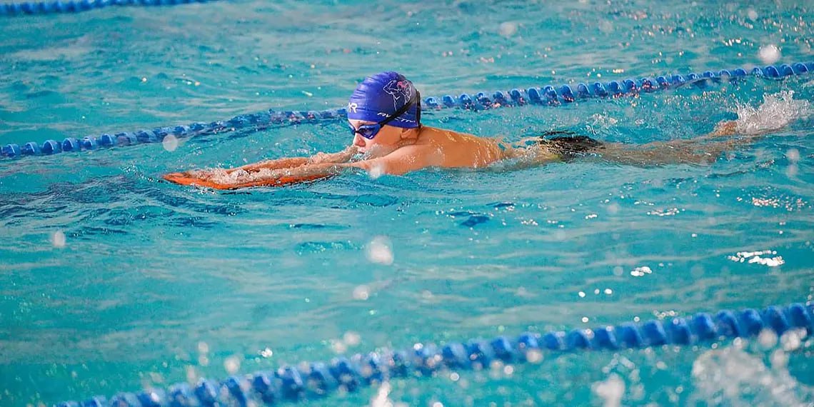 В Москве до конца 2028 года построят 6 спортивных объектов Шесть спортивных объектов появятся в Москве в ближайшие три года под кураторством столичного департамента гражданского строительства сообщил руководитель ведомства Алексей Александров К 2028 году в столице планируется построить шесть современных спортивных комплексов Их общая площадь превысит 134 4 тыс кв м Новые объекты позволят жителям районов Хамовники Восточный Соколиная Гора Москворечье Сабурово и Выхино Жулебино заниматься спортом рядом с домом Так на улице 9 Мая появится физкультурно оздоровительный комплекс с бассейном площадью 4 тыс кв м добавил Алексей Александров В районе Выхино Жулебино на пересечении улиц Привольной и Авиаконструктора Миля построят спортивный комплекс площадью 8 6 тыс кв м В нем создадут комфортные пространства для проведения спортивных занятий и соревнований Территорию рядом с комплексом благоустроят там высадят деревья и кустарники Еще один спортивный объект общей площадью 15 тыс кв м возведут в районе Соколиная Гора на Мироновской улице Там оборудуют большой плавательный бассейн отдельный бассейн для обучения детей игровой и тренажерный залы сауну и буфет Отметим что здания возводят с применением современных технологий и энергоэффективных материалов Это обеспечивает высокий уровень безопасности и комфорта для посетителей Фото Департамент экономической политики и развития г Москвы сделановроссии Подписывайтесь на Сделано в России