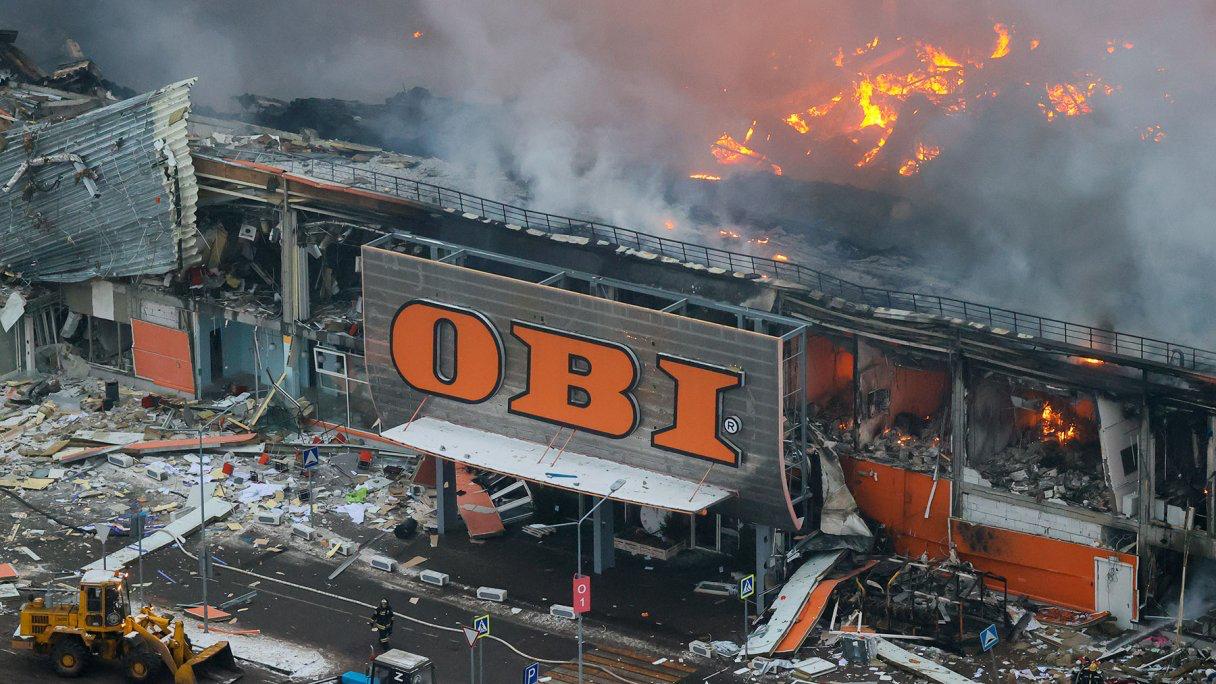 OBI ищет справедливости в суде Сеть гипермаркетов товаров для дома OBI подала к страховой компании Ингосстрах иск связанный с магазином и складом в сгоревшем ТЦ Мега Химки Требуемая сумма составила 634 млн рублей предварительно в нее входят стоимость оборудования и товаров а также цена простоя Пожар 2022 года охватил порядка 7 тыс кв м и привел к обрушению кровли здания Всероссийский союз страховщиков оценил ущерб в 20 30 млрд рублей Вероятнее всего Ингосстрах предложил значительно меньшую страховую выплату чем ожидал клиент ООО Сделай своими руками Свидетелем может стать строительная фирма ООО ТСК Дельта Строй которая проводила в ТЦ ремонтные работы и даже была вовлечена в уголовное дело из за нарушений техники безопасности Однако всю сумму ритейлер получит вряд ли такие иски обычно удовлетворяются только на 60 80 от требуемой суммы Разбирательства обещают растянуться на несколько лет без экспертиз будет невозможно оценить реальный ущерб Мебельное дело