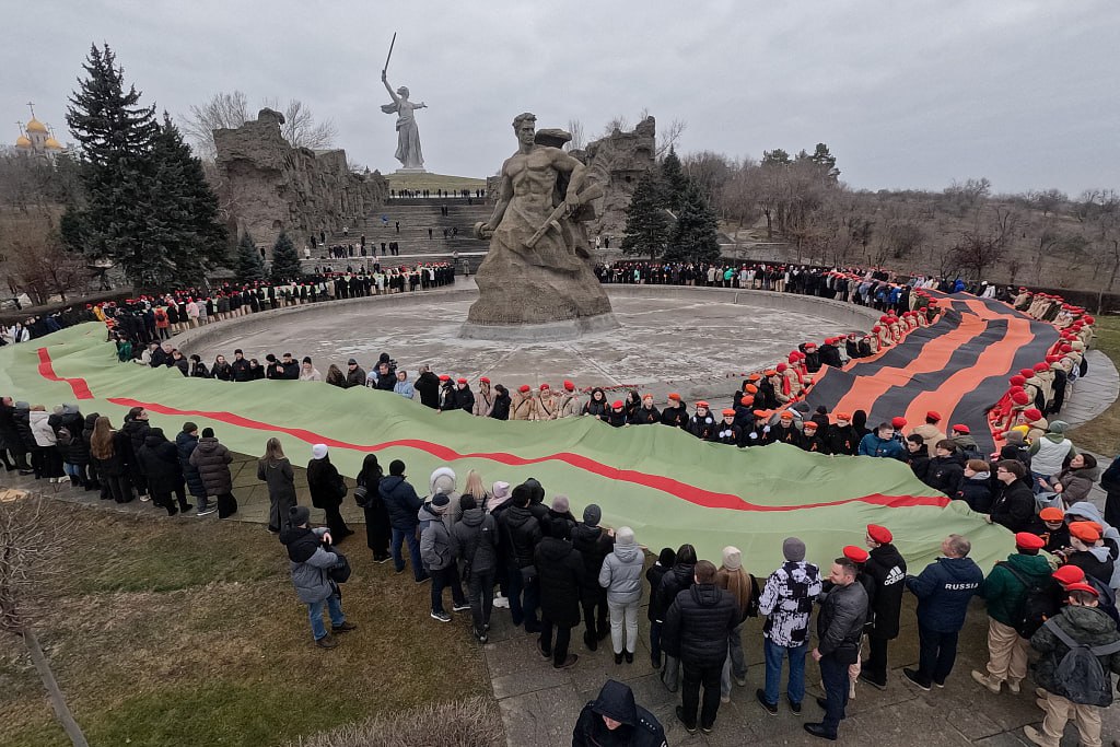 В память о Сталинградской битве на Мамаевом кургане в Волгограде также  провели памятную акцию — по центральной аллее сотни юнармейцев и волонтёров пронесли Георгиевскую и Сталинградскую ленты. Весь путь до монумента "Стоять насмерть" их несли параллельно друг другу, а непосредственно у памятника они образовали круг.