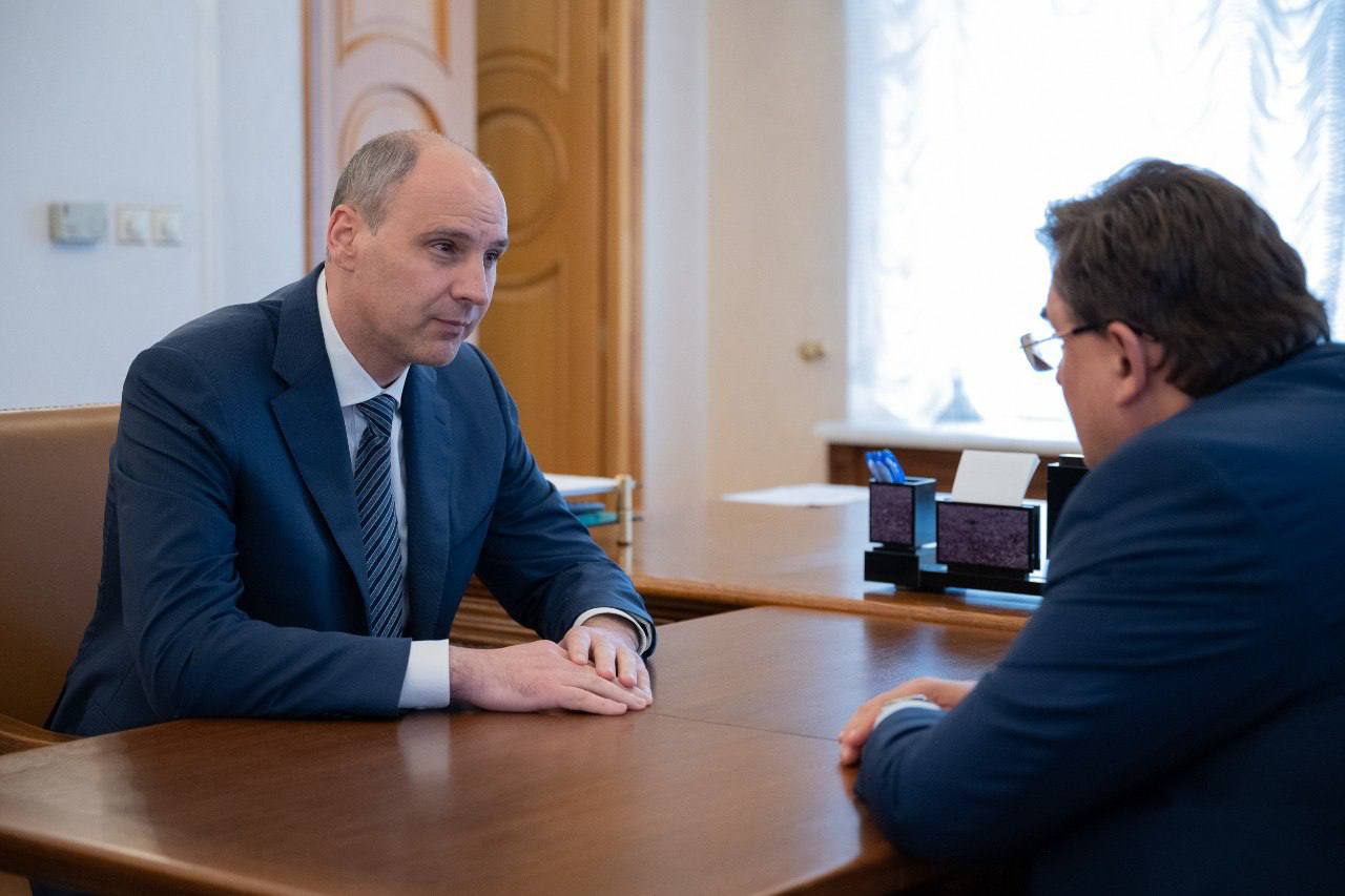 Константин Чуйченко совершил рабочий визит в Свердловскую область В Екатеринбурге Министр юстиции РФ встретился с врио губернатора Свердловской области Денисом Паслером. Они обсудили дальнейшее взаимодействие Минюста России и региона. Константин Чуйченко посетил Уральский государственный юридический университет, где возложил цветы к памятнику выдающемуся российскому правоведу и государственному деятелю Вениамину Фёдоровичу Яковлеву. Также Министр осмотрел площадку, где будет установлен памятник правоведу Сергею Сергеевичу Алексееву — одному из основных разработчиков проекта Конституции и Гражданского кодекса Российской Федерации. В рамках визита состоялись рабочие встречи Министра с руководителями территориального управления Минюста России по Свердловской области, представителями подведомственных учреждений, нотариальных и адвокатских палат региона.