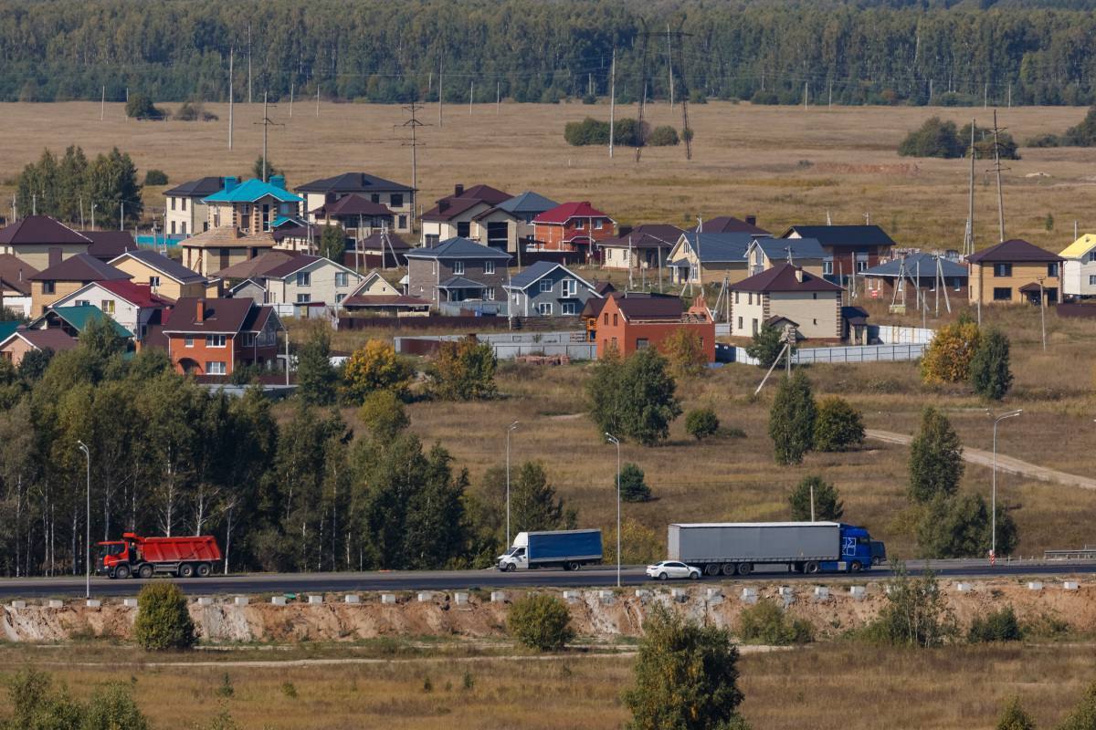 Под Казанью утвердили проект коттеджного поселка на 200 домов Новый жилой комплекс появится в селе Песчаные Ковали Помимо жилых домов в проекте предусмотрены строительство детского сада школы и зелёных зон Инфраструктура посёлка будет включать все необходимые объекты для комфортного проживания Подписаться Новости Казани