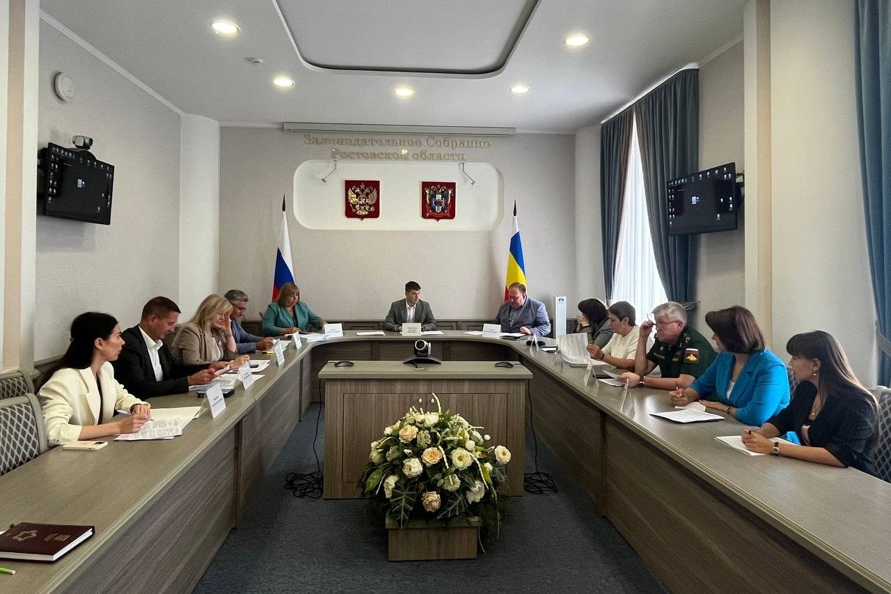 Ветеранов СВО на Дону будут вовлекать в спорт На Дону активно расширяют программы поддержки для ветеранов специальной военной операции делая акцент на их вовлечение в спортивную и культурную жизнь региона Это стало ключевым решением на недавнем заседании межведомственной комиссии под председательством заместителя губернатора Ростовской области Дмитрия Водолацкого Об этом сообщает пресс служба правительства донского региона Теперь участники СВО смогут активно проявить себя в спорте принимая участие в таких мероприятиях как Кубок защитников Отечества и других региональных соревнованиях сказано в сообщении Помимо спортивных инициатив особое внимание уделяется расширению доступа к культурным мероприятиям Южная служба новостей