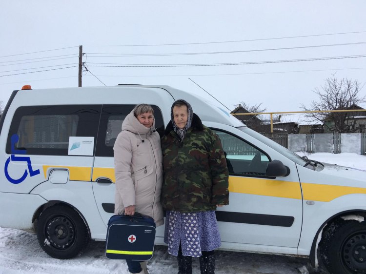 Жителям глубинки в Волгоградской области помогают попасть в больницу  В Волгоградской области пожилых жителей удалённых сёл и инвалидов довозят до медучреждений. Как рассказали Волжский.ру в комитете социальной защиты населения, с начала года мобильные бригады отвезли на вакцинацию, профилактические осмотры и диспансеризацию свыше 24 тысяч человек. Чаще всего такую помощь оказывают в Камышинском, Новоаннинском и Урюпинском районах, а также в Михайловке. Заявки принимают фельдшеры ФАПов и специалисты районных центров социобслуживания. Современные автомобили класса «универсал» оборудованы подъемником для инвалидной коляски. В бригаду обязательно входит социальный работник, который сопровождает до медучреждения и обратно.   Подробнее на Волжский.ру: