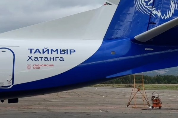 В КрасАвиа прибыл второй борт Ан 24 в ливрее Хранители Севера Второй самолет Ан 24 авиакомпании КрасАвиа в специальной ливрее Хранители Севера вернулся в Красноярск после окрашивания Воздушное судно получило название ТАЙМЫР Хатанга и отличительный знак изображение овцебыка на киле Об этом сообщает AVIA RU со ссылкой на данные авиаперевозчика В авиакомпании напоминат что в рамках проекта Хранители Севера каждый самолет серии Ан 24 26 авиакомпании КрасАвиа должен получить уникальный дизайн На ливрее каждого воздушного судна будут представлены животные тотемы хранители северной земли aviaru net n288425