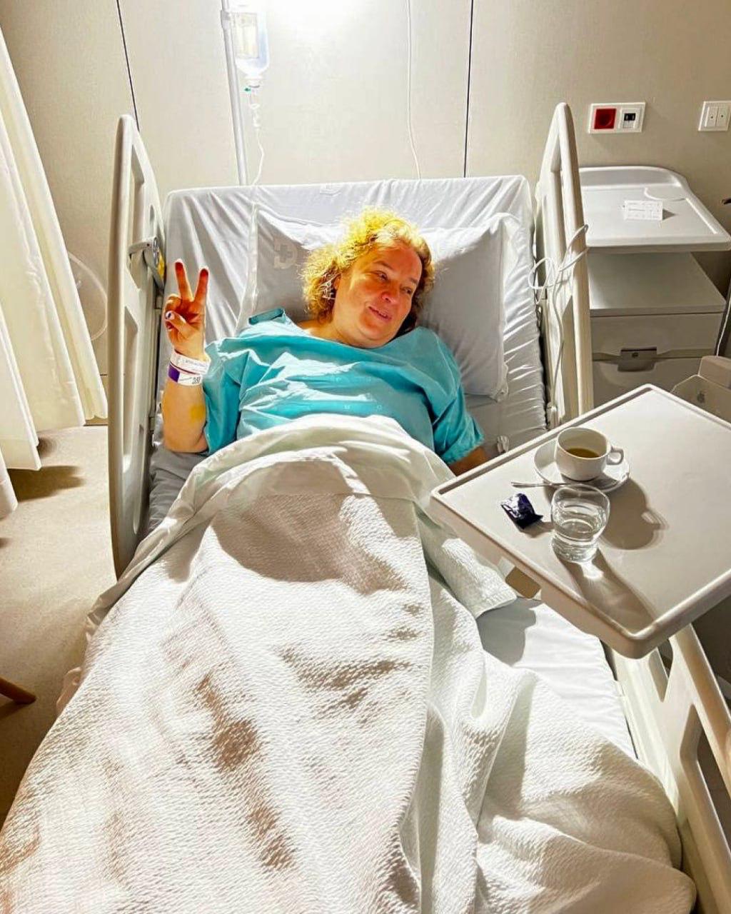 Тамара Эйдельман рассказала об онкологическом заболевании Историк сообщила что более года назад у нее обнаружили полипы В сентябре Эйдельман перенесла операцию после которой врачи диагностировали аденокарциному матки Через некоторое время доктор Руй позвонил мне уже не помню в какую страну сообщил что у меня аденокарцинома и матку надо удалять В конце ноября Эйдельман провели операцию по удалению матки но в январе врач сообщил что в одном из лимфоузлов у нее обнаружили метастазы Впереди химиотерапия и радиология Как все это будет проходить и сколько длиться пока не знаю но буду держать своих читателей в курсе написала Эйдельман Фото Тамара Эйдельман