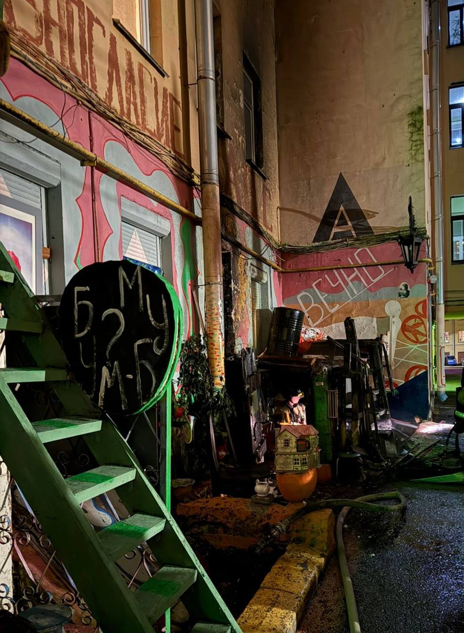 Следственный комитет возбудил уголовное дело после поджога жилища художника Нельсона В покушении на убийство подозревается 31 летний петербуржец Следователи выяснили что фигурант намеренно поджег вход в подвал дома 6 по Полозовой улице однако свой преступный умысел мужчина не довел до конца Нельсон смог выбраться однако получил ожоги рук Подозреваемый задержан решается вопрос о его аресте Подписаться на НТВ Петербург Буст канала