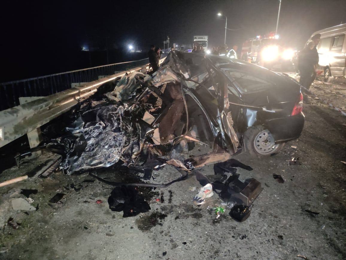 Двое погибли в ДТП с маршруткой следовавшей в Ставрополь Жуткая авария случилась около часа ночи 18 сентября в Лескенском районе Кабардино Балкарии На трассе Кавказ столкнулись Lada Priora и микроавтобус Volkswagen Crafter направлявшийся из Назрани в Ставрополь сообщили в республиканской ГАИ Водитель и пассажир легковушки погибли на месте происшествия Их пол и возраст не уточняются Водитель и 7 пассажиров маршрутки были доставлены в больницу для медицинского осмотра Сотрудники полиции выясняют все обстоятельства ДТП Подписаться на 1777 Все наши каналы