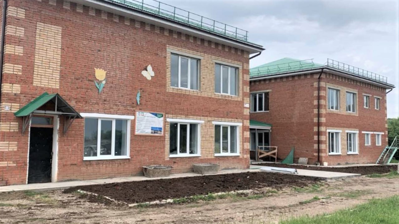 В селе Нижний Тактаныш завершают капремонт детского сада В селе Нижний Тактаныш Мамадышского района подходит к завершению капитальный ремонт детского сада, расположенного на улице Кооперативной. Как сообщили в районной администрации, на сегодняшний день работы выполнены на 84%. Капремонт проводится в двухэтажном здании площадью 1135 кв. м. Проект включает замену кровли, окон, входных групп, обновление систем отопления и вентиляции, а также благоустройство прилегающей территории. В ближайшее время начнутся электромонтажные и отделочные работы. Также для дошкольного учреждения закупят новое оборудование и мебель. -24 Отправить новость