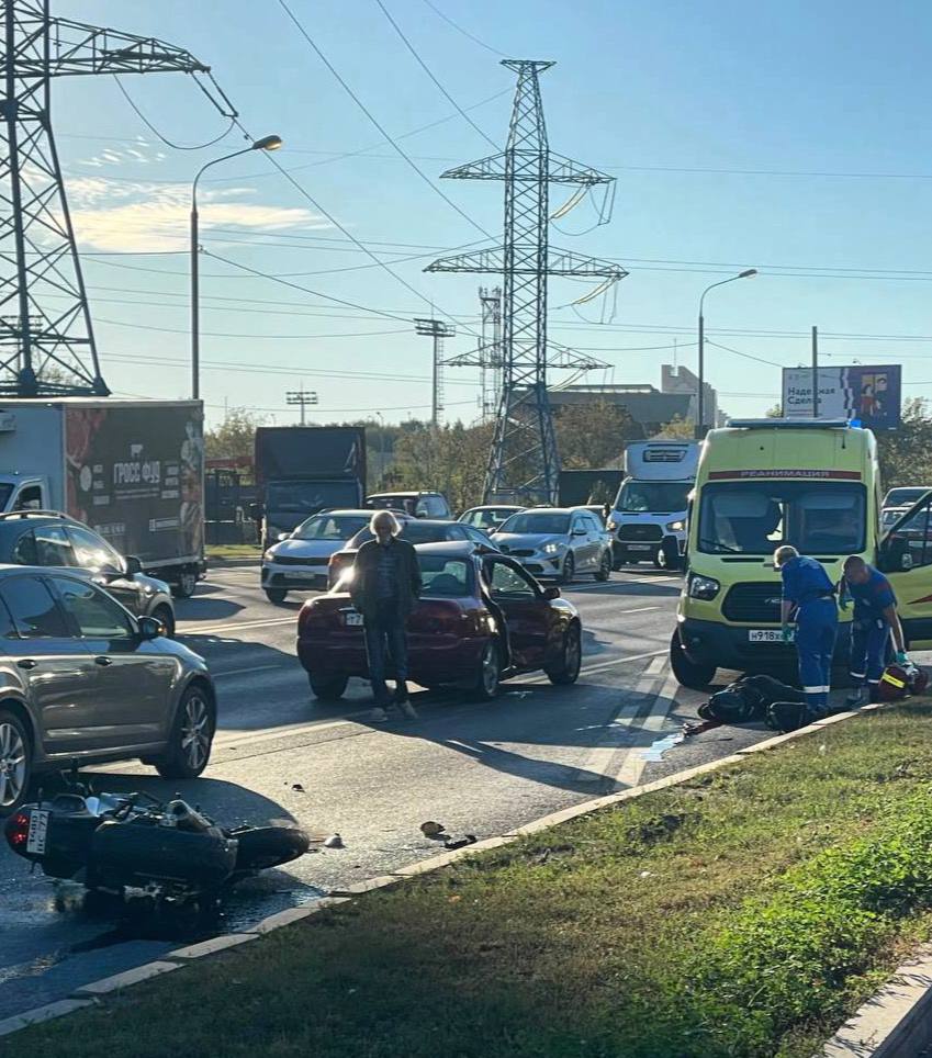 Авария на Балаклавском проспекте — пенсионер за рулем легковушки пытался развернуться, в это время мотоциклист на большой скорости врезался в него, не сумев рассчитать траекторию.  Байкер погиб на месте. Накануне закрытия мотосезона.        Прислать новость   Купить рекламу