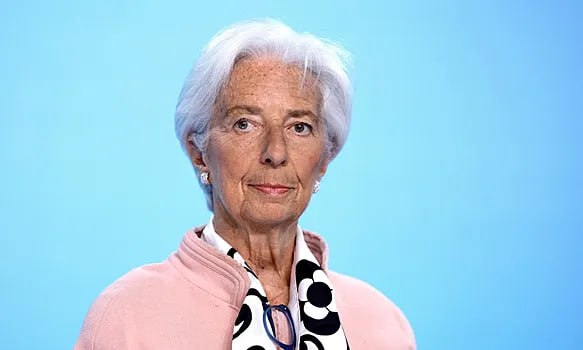 Внезапный уход Клауса Шваба с поста председателя Всемирного экономического форума ВЭФ нарушил подготовленный ранее план по привлечению Кристин Лагард в качестве его преемницы, сообщает Bloomberg со ссылкой на источники. Совет директоров организации по-прежнему рассматривает Лагард как ключевого кандидата, однако её текущий мандат в Европейском центральном банке истекает лишь в конце 2027 года, и она ранее заявляла о намерении отработать его до конца. Это ставит ВЭФ в неопределённое положение в критический для организации момент. Временно совет директоров возглавил 80-летний экс-глава Nestle Петер Брабек-Летмате. Среди членов совета — Ларри Финк BlackRock , Кристалина Георгиева МВФ , Альберт Гор и сама Лагард. Руководство форума стремится как можно скорее определить нового лидера.
