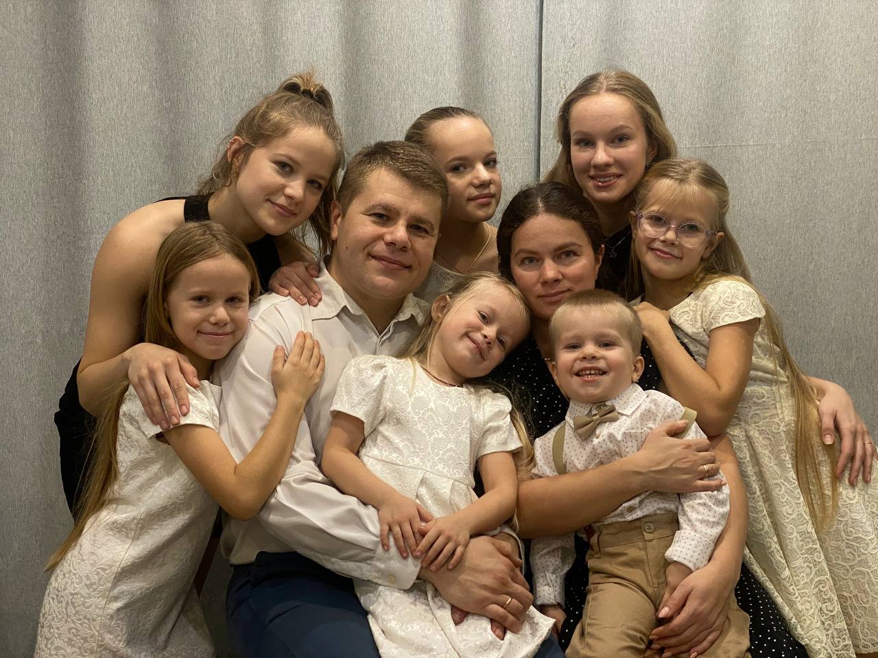 Кировская область признана одним из лучших регионов для жизни многодетных семей по итогам 2025 года Это следует из рейтинга качества жизни представленного Агентством стратегических инициатив АСИ на заседании под председательством Владимира Путина При составлении списка эксперты оценивали регионы по множеству критериев от качества образования и медицины до выплаты пособий и поддержки материнства За последние четыре года число многодетных семей в Кировской области выросло на 5500 Сейчас их уже 19 000 В них воспитывается 63 000 детей Это результат системной работы и федеральной и областной Опираемся и на ресурсы национального проекта Семья Сегодня для многодетных семей в регионе действует 16 мер поддержки По моему поручению с прошлого года все они предоставляются без учета дохода Мы отменили критерий нуждаемости Потому что многодетность это осознанный выбор который мы обязаны поддерживать Направляем на меры поддержки многодетных семей порядка 1 миллиард рублей И разрабатываем новые Спасибо каждой кировской семье где растут двое трое четверо и больше детей Вы гордость и опора Кировской области отметил губернатор Кировской области Александр Соколов По совокупности оценок учитывающих все направления Кировская область в общем рейтинге качества жизни также значительно улучшила свои позиции поднявшись сразу на 12 строк с 42 на 34 место Среди регионов Приволжского федерального округа наша область также улучшила свои результаты и заняла 6 место Подписывайтесь на канал Кировской области в MAX