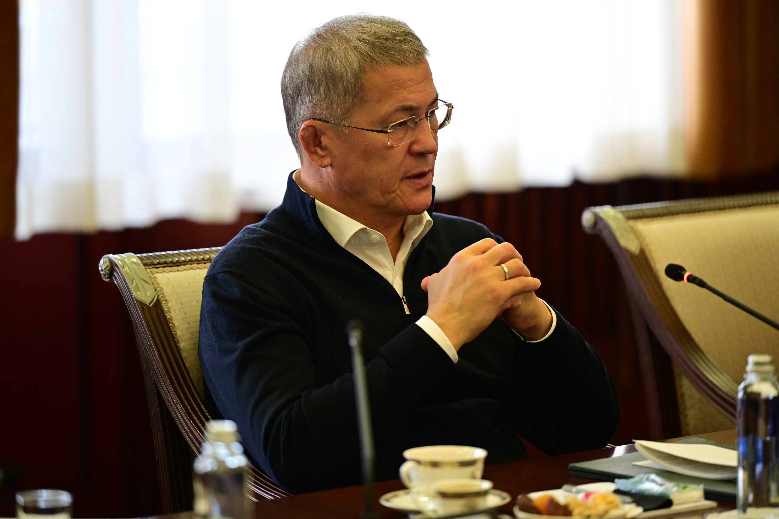 Глава Республики Башкортостан в топ 20 руководителей в Рейтинге влияния глав субъектов РФ от АПЭК Агентство политических и экономических коммуникаций представило октябрьский рейтинг влияния глав субъектов РФ Радий Хабиров стабильно входит в группу руководителей с очень сильным влиянием Эксперты отмечают приоритетное внимание Кремля к реализации транспортных и в целом инфраструктурных проектов в регионах В этой связи открытие после реконструкции Бельского арочного моста запуск моста через р Ик соединяющего Башкортостан и Татарстан а также подготовка к запуску очередного участка Пугачева способствуют укреплению позиций Главы Башкирии Не меньшее значение для позиций Радия Хабирова имеет упоминание Башкортостана в прогнозе Минэкономразвития в связи с ожиданием роста его экономики в 2026 2028 годах По мнению экспертов федерального Минэка Башкирия войдет в топ 10 регионов с растущей экономикой динамика составит 3 9 в год Положительно на рейтинге Радия Хабирова сказывается его участие в реализации национальных внешнеполитических инициатив прежде всего на центральноазиатском направлении Одним из ключевых событий станет прямая линия с Главой Республики Башкортостан запланированная на 11 ноября Ряд мероприятий с участием Главы РБ позволяет обозначить приоритеты в рамках предстоящей прямой линии Прежде всего это обеспечение безопасности жителей республики социальных обязательств поддержка ветеранов СВО и членов их семей необходимость обновления систем ЖКХ и обеспечения развития транспортной инфраструктуры