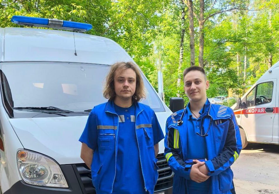 Эти ребята спасли молодую нижегородку с инфарктом 37-летняя женщина вызвала скорую помощь из-за давящих болей за грудиной и иррадиацией в руку. В анамнезе у женщины уже были проблемы с сердцем. Прибывшая на вызов бригада «скорой» на ЭКГ обнаружила нижний инфаркт миокарда, из-за фибрилляции желудочков женщина потеряла сознание. Дефибриллятором скоропомощники восстановили синусовый ритм, пациентку экстренно доставили в НОКБ им.Н.А. Семашко, где ей благополучно установили стент в коронарную артерию. Спасли. Работала бригада 612-й Приокской подстанции: врач Лапутин И.О., фельдшер Разумов А.А., водитель Павликов А.А.