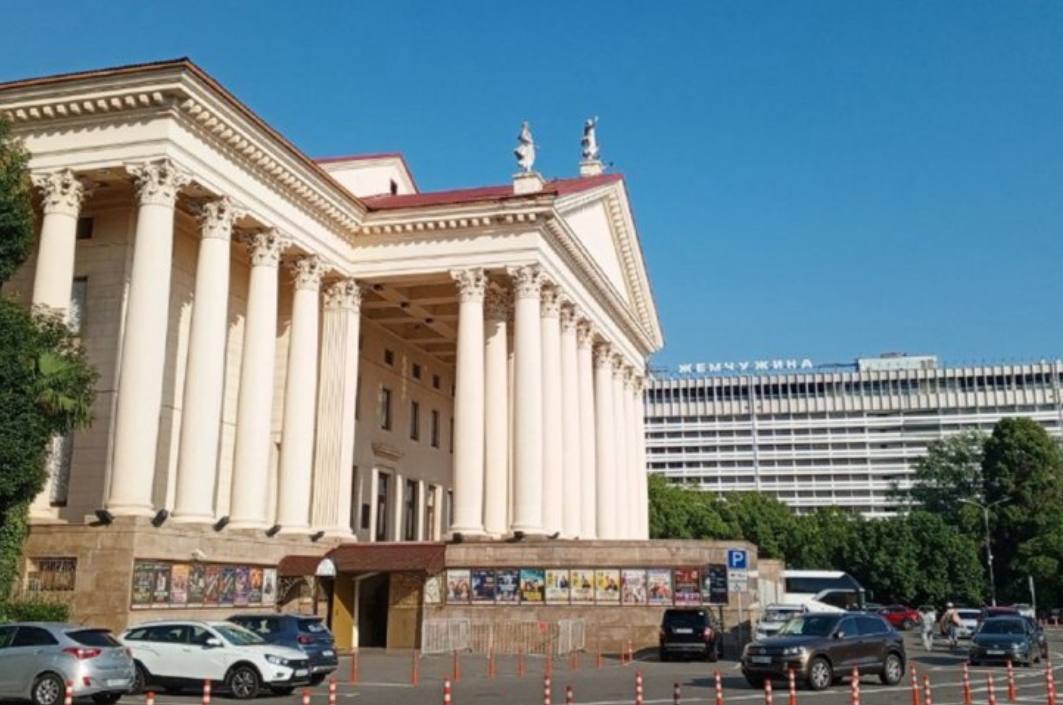 На ремонт Зимнего театра в Сочи потребуется 3 8 миллиарда рублей В мэрии Сочи подсчитали сколько средств потребуется на ремонт знакового культурного объекта и одной из визитных карточек курорта Зимнего театра Как сообщил мэр Сочи Андрей Прошунин на это нужно примерно 3 8 миллиарда рублей Это очень большая нагрузка для городского бюджета Планируем использовать механизмы федеральных программ сейчас готовим необходимую документацию В отношении Зала органной и камерной музыки также подали заявку на федеральное финансирование в рамках национального проекта Семья Необходимость в ремонте этих двух зданий назрела давно Но важно провести его бережно с сохранением всех архитектурных особенностей отметил глава курорта Фото Ирина Белова РГ rgkuban