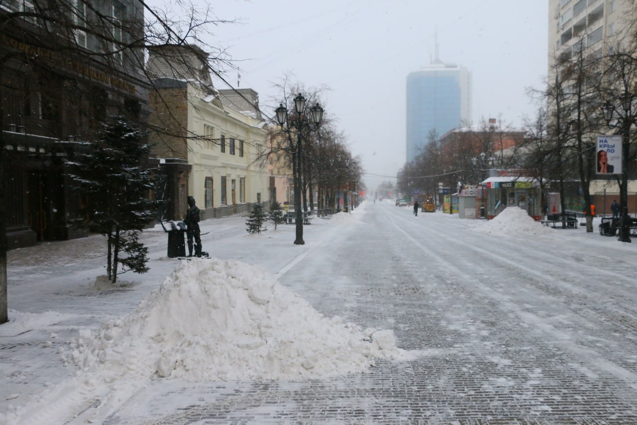 На рынке труда Челябинской области названы самые дефицитные профессии В 2025 году конкуренция за рабочие места в Челябинской области оставалась сбалансированной в среднем на одну вакансию приходилось 5 8 резюме Это соответствует здоровой ситуации на рынке труда показатель по Уральскому федеральному округу составил 5 7 Однако в регионе сохраняется дефицит кадров по пятнадцати профессиям где число резюме существенно отстаёт от количества открытых вакансий По информации крупного портала по поиску работы самый острый недостаток соискателей наблюдается среди неквалифицированного персонала и специалистов сферы услуг дворников 1 резюме на вакансию зоотехников 1 2 и поваров 2 Также в дефиците остаются медицинские работники врачи 1 3 и главные врачи 1 4 а также технические специалисты монтажники 2 6 электромонтажники 2 9 и слесари 3 4 Почти половина из этих дефицитных профессий одновременно входит в топ 20 наиболее востребованных специальностей региона В первую десятку самых нужных кадров помимо врачей поваров и монтажников вошли продавцы консультанты менеджеры по продажам разнорабочие водители и курьеры Аналитики отмечают что несмотря на общий баланс проблема нехватки рабочих рук и квалифицированных специалистов в ключевых отраслях для Челябинской области остаётся актуальной Перспективы рынка труда в Челябинской области будут определяться не усреднёнными цифрами а борьбой с дефицитом в ключевых точках говорит главный редактор Полит74 Григорий Макеев Промышленный стержень области будет держать общий спрос но без решения кадровых узких мест рост в приоритетных отраслях может упереться в потолок eugenejut