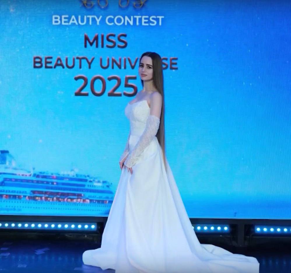 Пензячка Татьяна Рыбак победила в международном конкурсе красоты Miss Beauty Universe 2025.   Конкурс проходил в Стамбуле. За «корону» боролись 30 девушек из разных стран.  По правилам, участницы должны были совершить три выхода-дефиле: в национальном, спортивном и вечернем костюмах.   В результате победительницей стала наша землячка. Татьяна работает фельдшером на «скорой». Коллеги отзываются о ней, как об очень опытном и хорошем специалисте.     Подписаться   Прислать новость