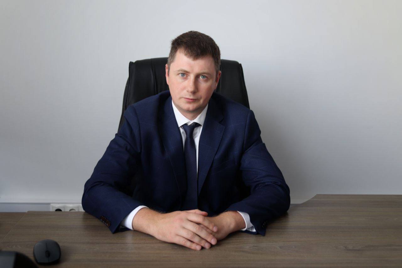 Новым генеральным директором Главкосмоса назначен Антон Семин Антон Семин обладает опытом работы в аэрокосмической отрасли с 2008 года За 17 лет работы в Группе компаний Мера прошел путь от специалиста до директора по продажам На этой позиции успешно управлял коммерческой и проектной деятельностью Он также отвечал за реализацию проектов по реконструкции и созданию стендовой испытательной базы на предприятиях авиационной и ракетно космической промышленности созданию систем сбора данных и бортовых систем регистрации параметров с космических летательных аппаратов В активе у нового генерального директора Главкосмоса успешная реализация проектов в России и за рубежом Наталья Локтева занимавшая должность руководителя Главкосмоса с февраля 2025 года перешла на должность первого заместителя генерального директора
