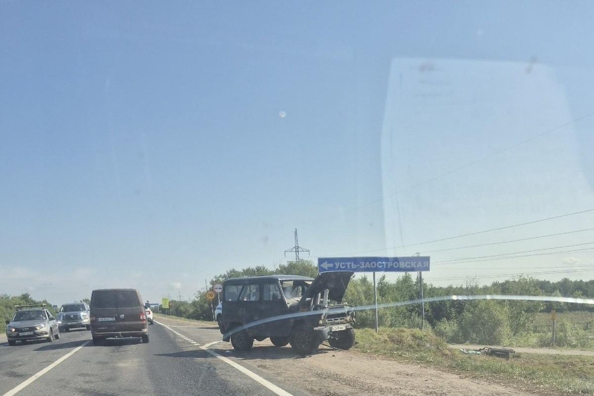 У архангельских спасателей выдались насыщенные сутки  6 августа в 10:30 на Северодвинской трассе в районе деревни Усть-Заостровская произошло ДТП с участием автомобилей УАЗ Хантер и Лада X-RAY