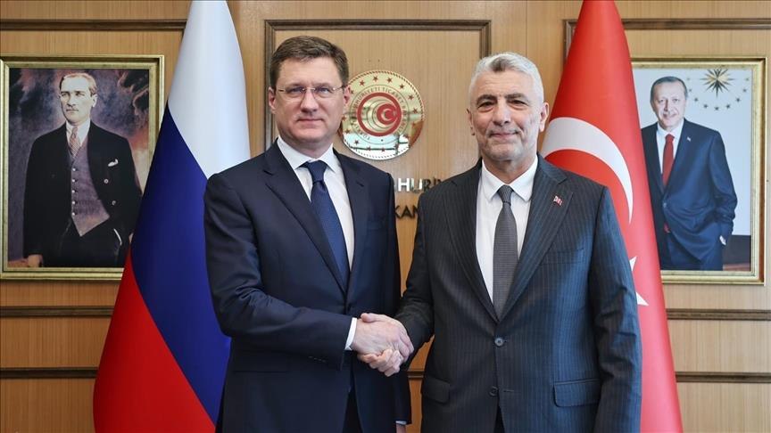 Министр торговли Турции Омер Болат встретился с вице премьером России Александром Новаком Болат в своем сообщении в соцсети турецкой компании NSocial поделился информацией о встрече Он отметил что вместе с Новаком и российской делегацией с которыми они совместно возглавляют Межправительственную смешанную комиссию по турецко российскому торгово экономическому сотрудничеству была проведена продуктивная встреча На встрече мы обсудили шаги по развитию наших торговых и экономических отношений с целью достижения торгового оборота в 100 миллиардов долларов Мы согласились с важностью укрепления устойчивости в наших торговых отношениях Также обменялись мнениями о путях укрепления двусторонних связей и сотрудничества в новых условиях вызванных глобальными и региональными испытаниями отметил Болат Подробнее на нашем сайте v aa com tr 3836405 24 7 в сутки с Агентством Анадолу