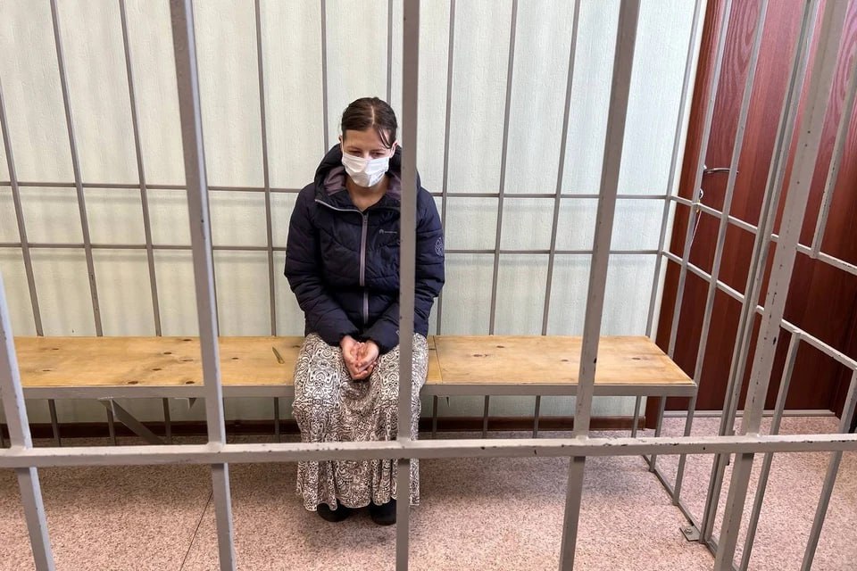 «Этапируют в Москву»: убившей троих детей жительнице Канск проведут психиатрическую экспертизу Обвиняемую в убийстве своих детей 29-летнюю мать этапируют в Москву для проведения комплексной психолого-психиатрической экспертизы. В Следственном комитете подтвердили, что с ней будут работать специалисты Национального медицинского исследовательского центра имени В. П. Сербского. Дата поездки еще неизвестна. При этом ранее сообщалось, что женщине окажут психиатрическое лечение в красноярском СИЗО. : СК