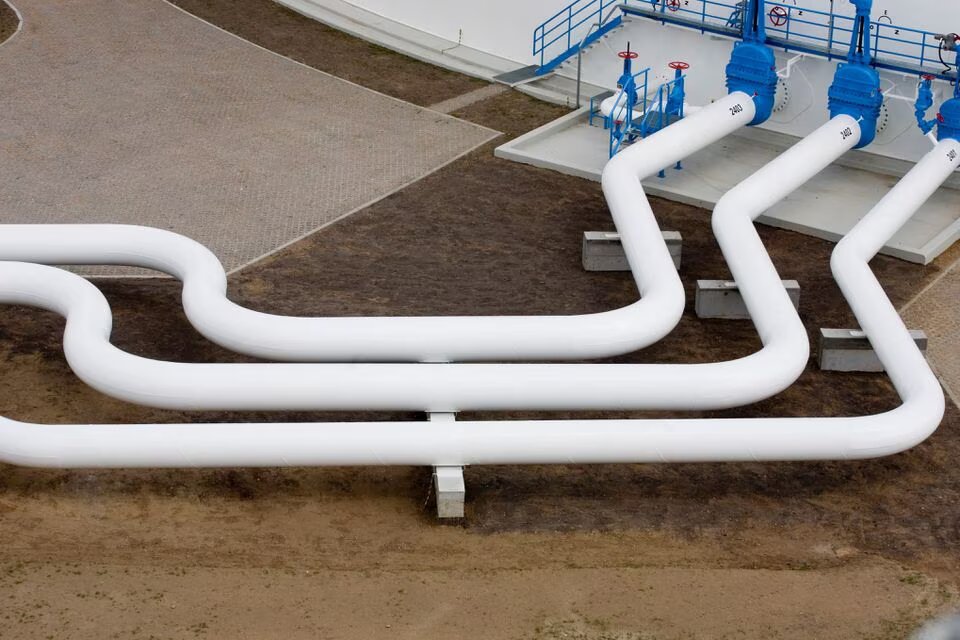 Чехия заместила российскую нефть Чехия отказалась от импорта российской нефти, которая традиционно поступала в республику по трубопроводу "Дружба". Стране удалось это сделать после расширения трубопровода TAL, заявил премьер-министр Петр Фиала. Он заметил, что после того, как первые поставки по модернизированному трубопроводу достигли центрального нефтехранилища в республике, Чехия впервые в своей истории стала полностью независима от поставок российской нефти. Поставки нефти по Трансальпийскому трубопроводу TAL идут из итальянского порта Триест в Германию, где она поступает в трубопровод Ингольштадт–Кралупы–Литвинов. Модернизация TAL увеличила пропускную способность трубопровода в Чехию до 8 млн тонн в год, что достаточно для покрытия годовых потребностей страны. В прошлом году доля российской нефти в импорте Чехии составила 42% или 2,7 млн тонн из 6,5 млн тонн импорта . В 2023 году Россия поставила 4,3 млн тонн, в 2022 году – 4,16 млн тонн.