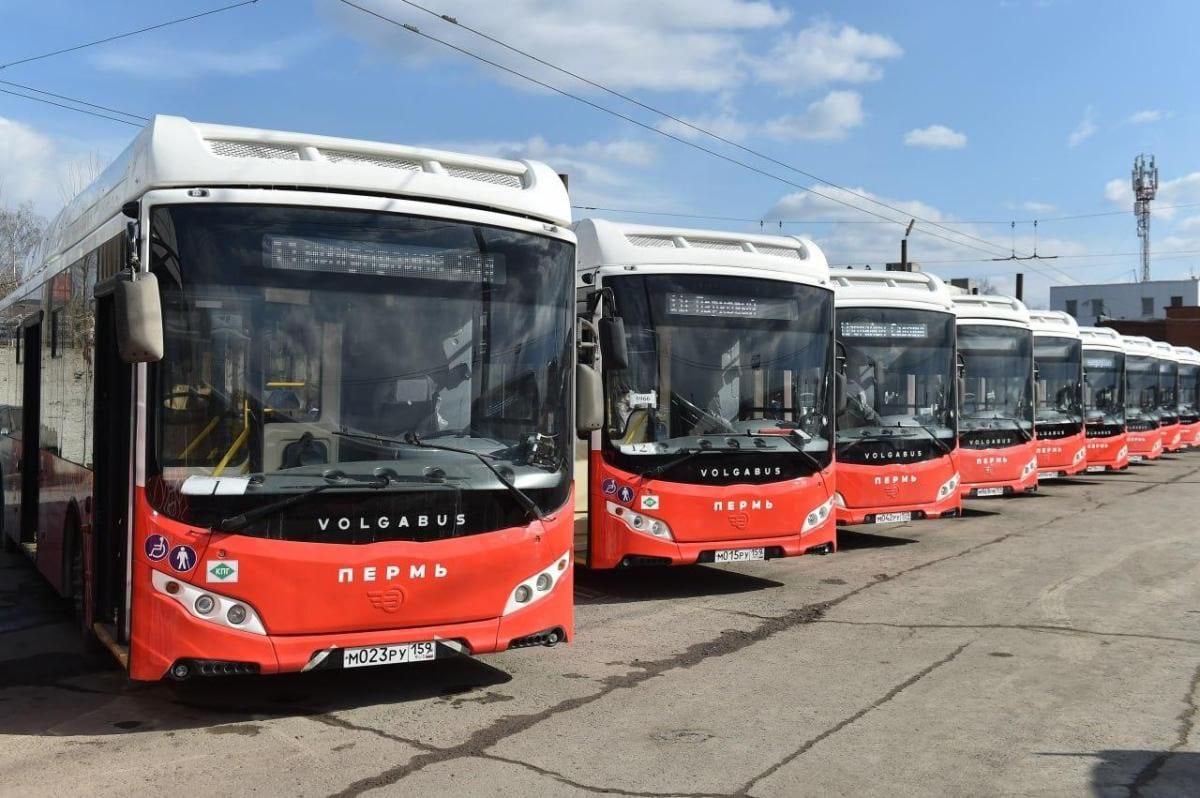 В Перми перевозчик на автобусном маршруте №106 оштрафован на 4 млн рублей  Прокуратура Свердловского района Перми, реагируя на жалобы граждан по поводу нарушения расписания автобусов 106 маршрута «д. Кондратово — Центральный рынок», провела проверку и выявила факты ненадлежащего исполнения обязательств по государственному контракту на регулярные пассажирские перевозки. Руководителю компании-перевозчика внесено представление.  Кроме того, прокурор инициировал дело об административном правонарушении, предусмотренном ч. 7 ст. 7.32 Кодекса об административных правонарушениях РФ, что привело к штрафу в размере 4 млн руб.  Ранее сообщалось, что перевозчик, обслуживающий маршрут № 106, только в сентябре пропустил 1651 рейс. Местные жители постоянно жалуются на трудности с поездками в Перми из Кондратово из-за переполненности автобусов.  Источник    ЧП Пермь    Прислать новость