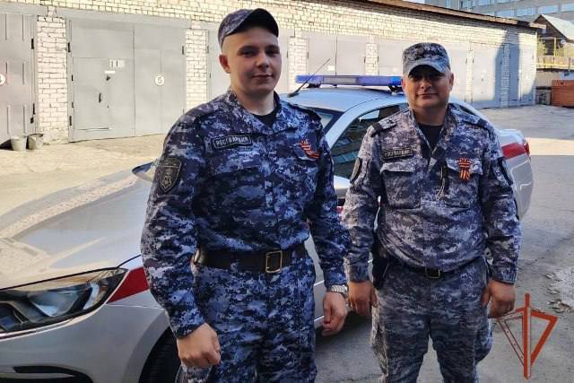 Потерявшегося пенсионера спасли в Барнауле Во время ночного патрулирования улицы Промышленной экипаж вневедомственной охраны Росгвардии заметил растерянного и дезориентированного мужчину. Тогда сержант полиции Артем Арапов и старший сержант Андрей Лукин подъехали ближе и начали расспрашивать гражданина. Сначала пожилой барнаулец не мог пояснить, где проживает и что делает на улице ночью. Но в ходе беседы росгврадейцам все же удалось выяснить его имя, сообщает пресс-служба ведомства. В процессе проверки данных оказалось, что мужчина уже около суток числится без вести пропавшим. Пенсионера доставили в отдел полиции, откуда позже его забрали обеспокоенные родственники. Катунь 24
