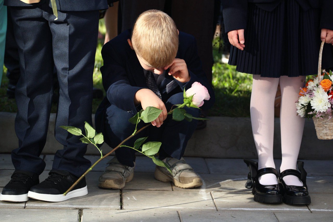 Штрафовать за русский язык начали родителей школьников в Одессе Если дети отказываются на переменах разговаривать на мове то родителям придется раскошелиться Оказывается есть даже соответствующий приказ пишет РИА Новости со ссылкой на слова местной жительницы Впрочем такую меру реализует руководство школы и все зависит от ее настроя По поводу школы тут зависит от того какая атмосфера от руководства Если руководство не замечает что дети говорят на русском то это да А если замечают то там есть такой приказ отметила женщина Такими темпами школьникам скоро запретят и дышать в сторону России Чихнул штраф Подпишитесь на Абзац TG VK Дзен MAX Rutube