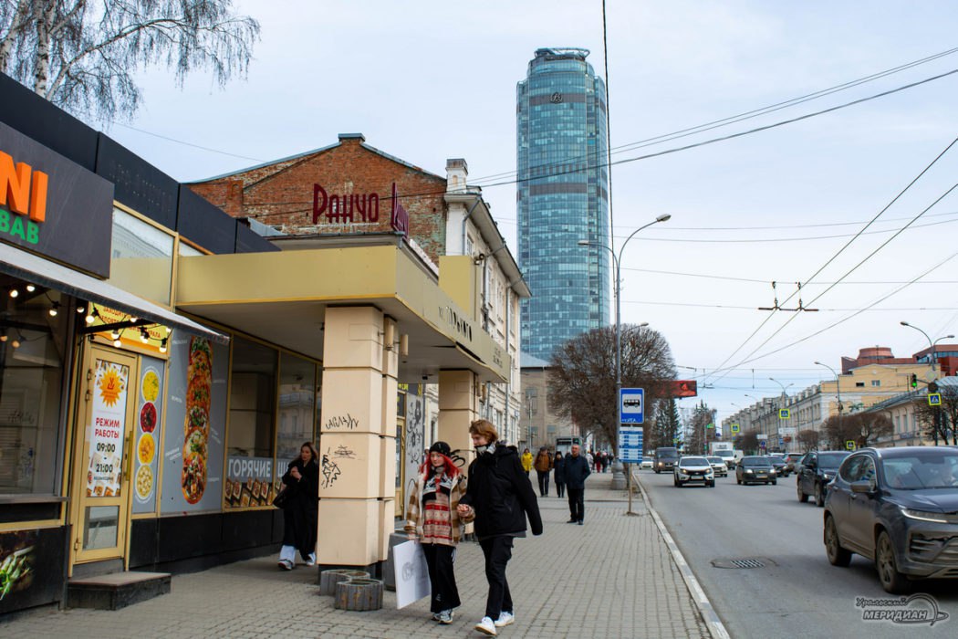 В Екатеринбурге в этом году снесут 317 остановок-ларьков Однако новые остановки будут появляться гораздо медленнее — на сегодня в городском бюджете есть средства только на 75 штук В Екатеринбурге в схеме размещения НТО размещено 1,5 тысячи киосков, из которых 321 объединены с остановочными навесами. По современному закону, ларьков не должно быть на остановках. Такие объекты выносятся по мере истечения срока действия договоров об аренде «Уральский меридиан»