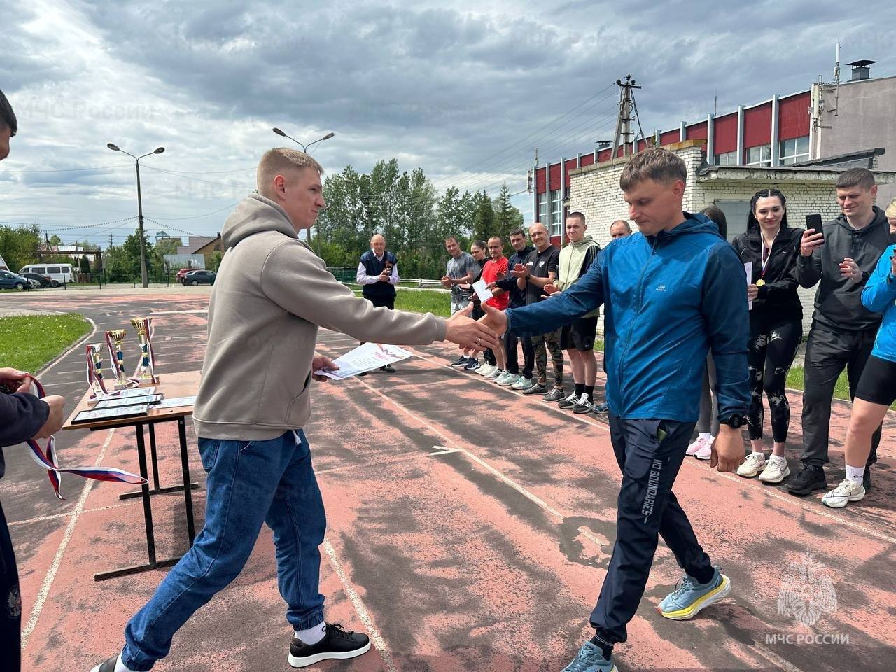 Спартакиада по легкой атлетике Соревнования собрали лучших спортсменов из различных подразделений, демонстрировавших не только физическую подготовку, но и командный дух, а также стремление к победе. По итогам напряженной борьбы места распределились следующим образом: заслуженное место заняла команда 3 пожарно-спасательного отряда, продемонстрировав выдающиеся результаты во всех дисциплинах. На месте расположилась команда 2 пожарно-спасательного отряда, показавшая отличную подготовку и волю к победе. Почетное место досталось команде ФГКУ «Специальное управление ФПС 102 МЧС России». Спартакиада стала не только площадкой для выявления сильнейших спортсменов, но и важным мероприятием, способствующим укреплению корпоративного духа и пропаганде здорового образа жизни среди сотрудников МЧС России.