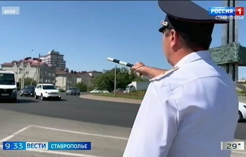 Общественный транспорт в Ставрополе работает с нарушениями Больше 50 нарушений в работе общественного транспорта Ставрополя обнаружили в рамках межведомственных проверок. Статистикой поделились в региональном министерстве дорожного хозяйства и транспорта. Сотрудники краевой Госавтоинспекции и Роспотребнадзора проверили более 60 городских и межмуниципальных маршрутов. Выявили 53 нарушения у 27 автобусов. Среди них — несоответствие лицензионным требованиям, техническая неисправность и отсутствие обязательной информации в салоне. Дополнительно специалисты краевого миндора проверили еще 41 маршрут. Из них 28 не приезжали к назначенному времени, за что перевозчики получили штрафы и предостережения. Легковое такси тоже оказалось в центре внимание. По трем машинам составили семь протоколов за то, что водители перед рейсом не прошли медосмотры и не провели техосмотр транспорта. Также несколько такси нарушили правила перевозки пассажиров.
