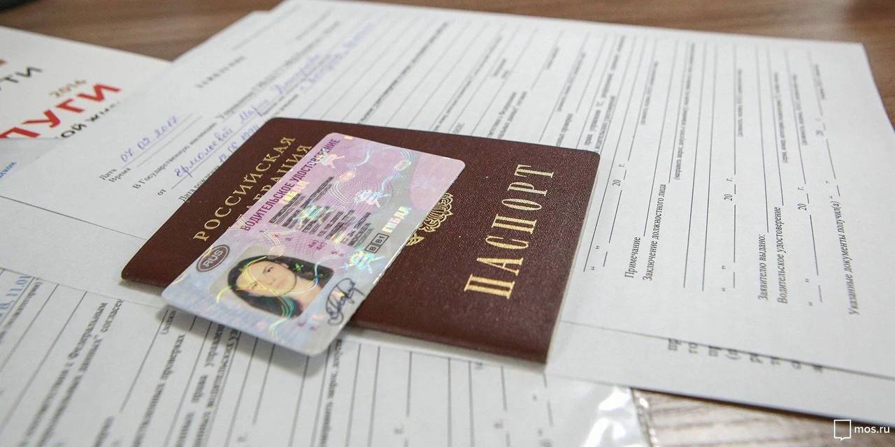 С 1 января 2026 года в России отменят автоматическое продление водительских прав Автопродление было введено временно сначала во время пандемии 2020 года а затем в 2022 м по инициативе МВД и Минэкономразвития Если срок ваших прав истек или истекает с 1 февраля 2022 года по 31 декабря 2025 года они автоматически считались действительными ещё три года   Срочно менять такие права не нужно плановая замена возможна в удобное время   Если срок действия прав заканчивается с 1 января 2026 года и позже автопродление уже не действует   Автопродление работает только внутри России для поездок за границу права нужно менять заранее Кубанские Новости   Мы в MAX