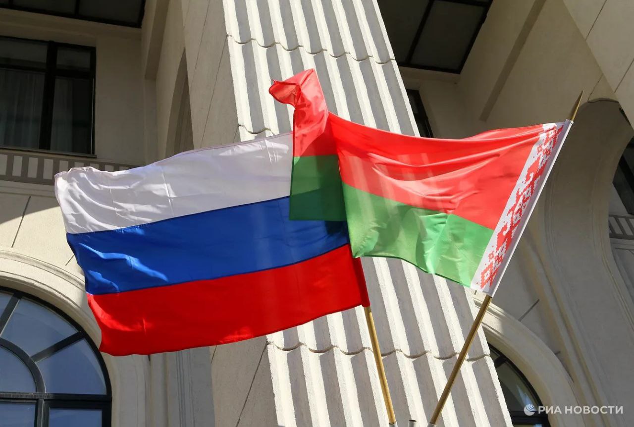 Идея натяжения струны между Минском и Москвой для движения по ней вагонов со скоростью 500 километров в час обсуждалась с Минтрансом РФ Обсуждаются новые виды транспорта На днях мы обсуждали с Минтрансом России перспективу натяжения струны между Минском и Москвой по которой могли бы тележки вагончики ехать со скоростью 500 километров в час РИА Новости цитирует госсекретаря Союзного государства Сергея Глазьева PROtransport