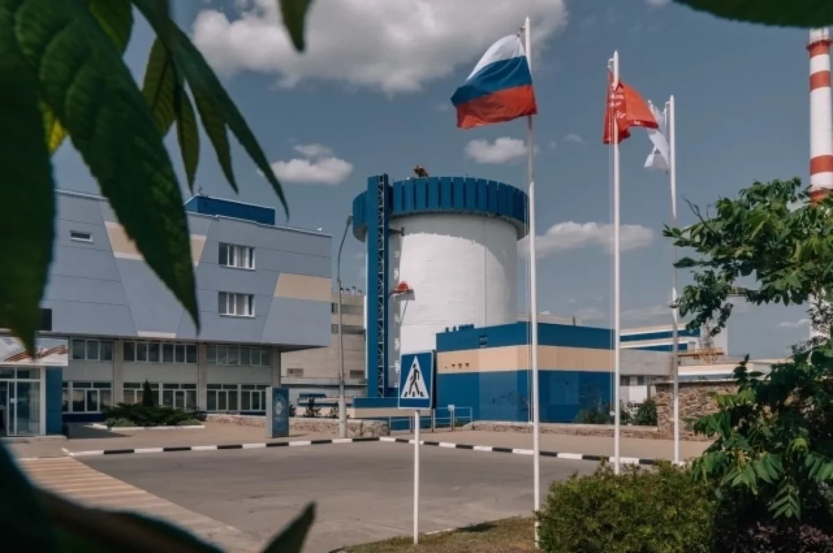 29 августа 2025 года в 21 37 мск энергоблок 5 Нововоронежской АЭС отключен от сети для проведения планово предупредительного ремонта ППР в соответствии с годовым графиком Его длительность составит порядка пяти недель после чего энергоблок будет снова включен в сеть За это время специалистам предстоит выполнить текущий средний и капитальный ремонт основного и вспомогательного оборудования Помимо этого будет осуществлена перегрузка активной зоны реактора часть отработавших кассет с топливом заменят на свежие vrn aif ru society na energobloke 5 novovoronezhskoy aes startoval planovyy remont aifvrn