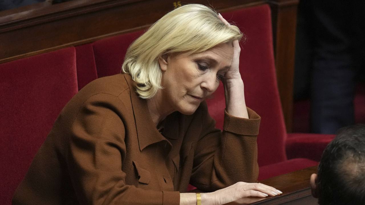ЕСПЧ отклонил ходатайство Ле Пен об отмене решения суда «Суд отклонил данный протест, поскольку не было установлено наличия непосредственной угрозы нарушения прав, гарантированных Европейской конвенцией по правам человека», — отмечается в публикации на сайте ЕСПЧ. В конце марта суд во Франции вынес приговор Ле Пен по делу о растрате средств Европарламента и лишил её права занимать выборные должности и участвовать в выборах в течение пяти лет. Причём данная мера, в отличие от лишения свободы, вступила в силу немедленно и может быть отменена только в случае успешной апелляции. Выборный