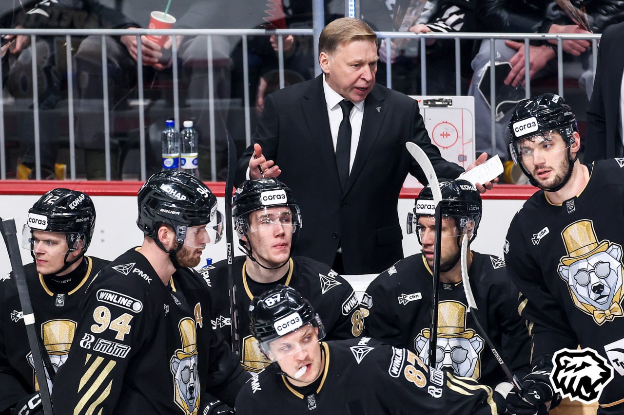 Третий успех подряд Трактор продолжил домашнюю серию победой над Амуром Сегодняшнюю встречу Трактора с Амуром в чемпионате КХЛ вполне можно было назвать матчем за четыре очка Почему Обе команды ведут борьбу за попадание в восьмерку сильнейших а значит в зону плей офф Кубка Гагарина Черно белые сейчас занимают пятое место и имеют 44 очка Амур восьмой с 39 очками То есть встречаются два прямых конкурента за восьмерку Это прекрасно понимали в обеих командах Понимали и болельщики ожидая жесткой ледовой баталии К слову в этом сезоне клубы уже встречались дважды в ноябре в Хабаровске Трактор выиграл в овертайме 2 1 и в том же месяце уступил дома 4 6 Рассказываем как прошла важнейшая в сезоне игра