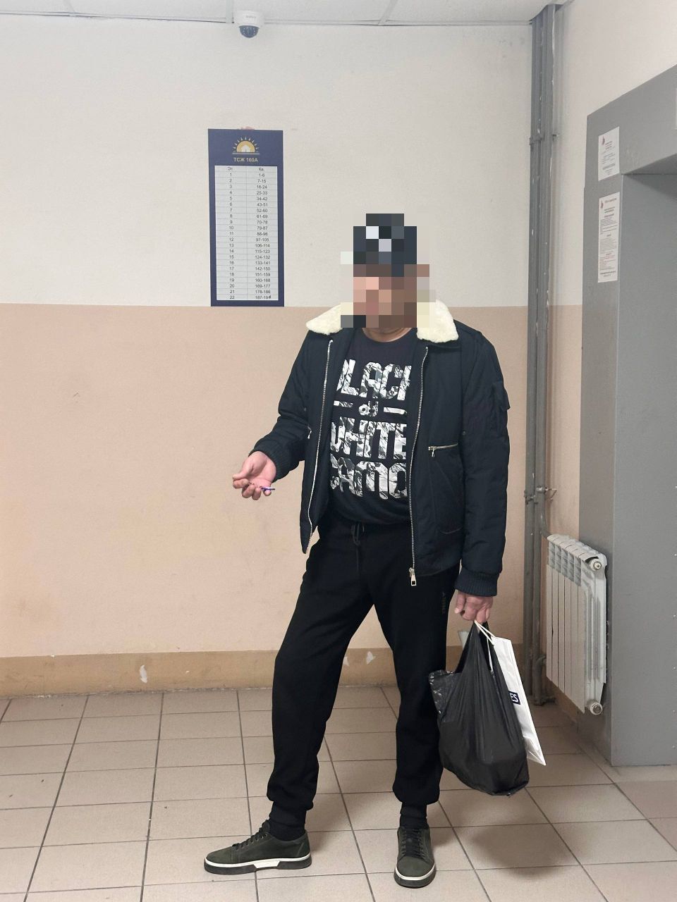 Полиция проверяет нападение на женщину в доме на проспекте Красного Знамени во Владивостоке В дежурную часть поступило заявление от жительницы города которую в подъезде дома 160А избил сосед По словам потерпевшей конфликт произошел из за того что она вызвала второй лифт Мужчина нанес ей удары по лицу и голове пытался разбить телефон и очки угрожал и оскорблял В результате нападения женщина получила сотрясение головного мозга Полиция проводит проверку потерпевшей выдано направление на судебно медицинскую экспертизу для установления тяжести вреда здоровью Deitaru