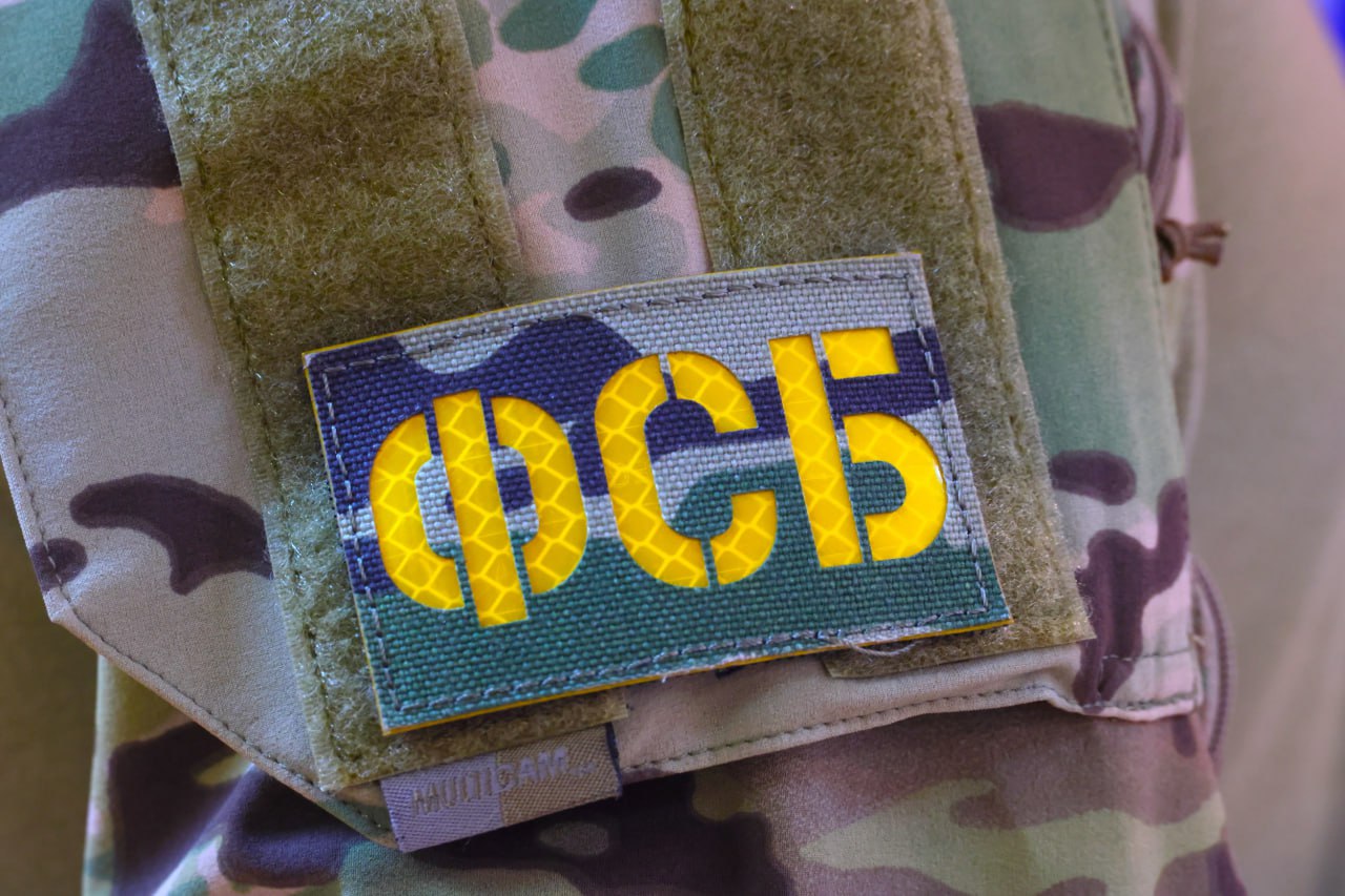 В Челябинске экс банкиру вменили взятку от застройщика в 1 5 млн Управление ФСБ по Челябинской области выявило новый эпизод в уголовном деле бывшего начальника отдела финансирования крупного банка с государственным участием По версии следствия он получил взятку в особо крупном размере от одного из крупнейших застройщиков региона Оперативники установили что в ноябре 2021 года банкир лично получил от представителя строительной компании взятку на сумму 1 5 миллиона рублей Взятка была передана в виде туристических сертификатов Взамен финансист используя свои служебные полномочия по предоставлению кредитов организациям оказывал коммерческой структуре общее покровительство Он создавал благоприятные условия для открытия и поддержания кредитных линий а также ускорял процедуры одобрения и функционирования кредитования в интересах застройщика На основании материалов представленных ФСБ Следственный комитет 27 января 2026 года возбудил в отношении бывшего руководителя уголовное дело по части 6 статьи 290 УК РФ получение взятки в особо крупном размере Расследование продолжается eugenejut