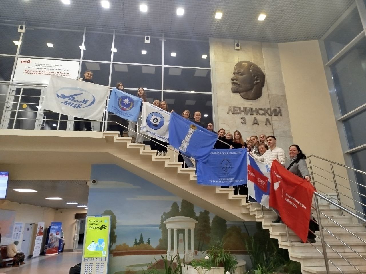 9 студентов СПО Ульяновской области в финале Большой перемены С 18 по 21 ноября в Нижнем Новгороде состоится финал шестого сезона Всероссийского конкурса Большая перемена среди студентов СПО 600 лучших ребят со всей страны включая 9 студентов из 6 колледжей и техникумов Ульяновской области будут бороться за победу выполняя конкурсные задания и участвуя в насыщенной просветительской программе Участников ждут интерактивные лекции мастер классы и встречи с экспертами из разных сфер Победители получат до 1 млн рублей на образование и проекты а колледжи лидеры по 2 млн рублей на развитие инфраструктуры Большая перемена флагманский проект Движения Первых направленный на поддержку талантливой молодежи Желаем удачи нашим землякам