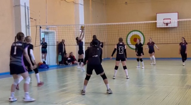 В Борзе прошёл турнир по волейболу Волейбол это не только элемент спортивных состязаний но и дружественных отношений Игра которая позволяет выявить сильнейших и скорректировать тренировки для будущих побед Все это можно сказать о турнире который прошел в Борзе
