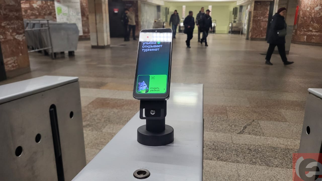 В Новосибирском метрополитене 1 ноября запустят систему оплаты проезда по биометрическим данным Терминалы от СберТройка с новой системой оплаты начали появляться в начале октября на турникетах На устройствах красуется кот который просил улыбнуться для проезда Новая система оплаты будет действовать на всех 14 станциях Для того чтобы воспользоваться такими терминалами необходимо чтобы биометрические данные были привязаны к сервису Оплата улыбкой
