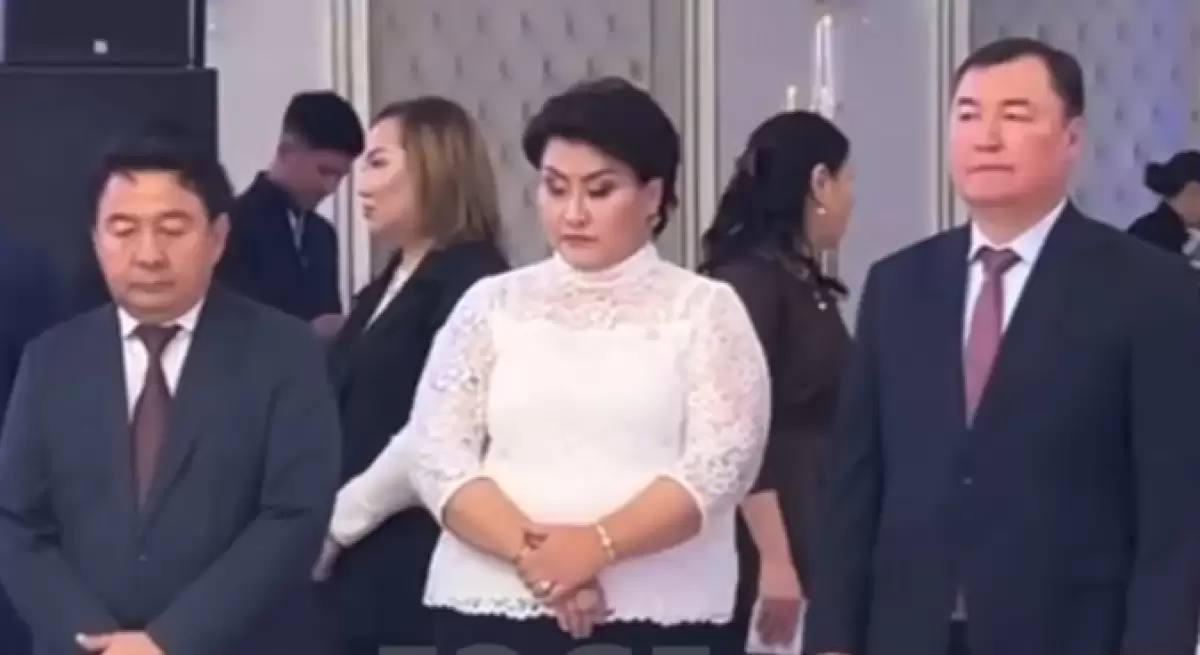 Осуждённую Хаменову заметили на свадьбе в Атырау что сказали в КУИС В Атырау бывшую заместительницу акима области и экс депутата мажилиса Бакытгуль Хаменову заметили на одном из свадебных торжеств   Детали В КУИС напомнили что исполнение приговора было отсрочено на три года В этот период Хаменова находится под контролем службы пробации Ей запрещён выезд из страны она обязана регулярно отмечаться сообщать о смене адреса и являться по вызову сотрудников При этом суд не ограничивал посещение культурных или общественных мероприятий поэтому её присутствие на свадьбе не нарушает условий   Напомним Хаменова была осуждена за получение взятки в размере 4 5 млн тенге при установке памятника Абаю Суд приговорил её к семи годам лишения свободы и запретил занимать государственные должности а также постановил конфисковать имущество Подробнее на сайте Ulysmedia kz t me ulysmediatg
