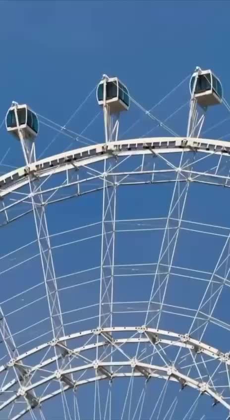 Мужчина на колесе обозрения в Москве: возможные учения на высоте 140 метров