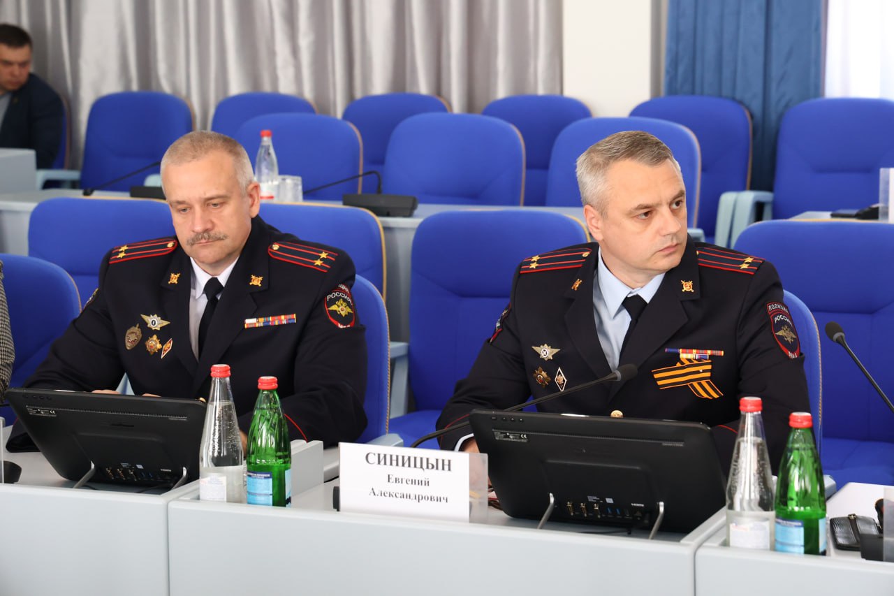 Предложения Госавтоинспекции мер по обеспечению транспортной безопасности детей в летний период поддержаны Думой Ставрополья 14 мая в краевом центре состоялось заседание комитета Думы Ставропольского края по казачеству, безопасности, межпарламентским связям и общественным объединениям, под председательством Юрия Афанасьевича Гонтаря, приуроченное к началу курортного сезона и летних школьных каникул. В заседании приняли участие депутаты Думы края, руководители профильных министерств и ведомств региона, Уполномоченный по правам ребенка, главы администраций муниципальных и городских округов края, МЧС, а также представители краевой Госавтоинспекции. Одним из первоочередных вопросов рассмотренных на заседании комитета, стал вопрос: «О мерах по обеспечению безопасности дорожного движения детей и подростков в период летних школьных каникул». В рамках состоявшегося мероприятия разъяснена позиция Госавтоинспекции края, в части существующей проблематики аварийности с участием несовершеннолетних, роста травматизма с участием детей-водителей транспортных средств, рисков ДТП в начале курортного сезона и летних школьных каникул. Сформулированы предложения к Думе Ставропольского края о внесении законодательной инициативы, в части запрета продажи на АЗС несовершеннолетним водителям топлива, когда их возраст очевиден. Дополнительно внесены предложения по контролю за безопасным использованием несовершеннолетними прокатных СИМ и взаимодействию с кикшеринговыми кампаниями по вопросам безопасности дорожного движения, анонсировано проведение краевых профилактических мероприятий «Внимание – дети!». Предложения изложенные Госавтоинспекцией региона были поддержаны и приняты в работу. Также было достигнуто соглашение о личном участии депутатов Думы края в профилактических, рейдовых мероприятиях по предупреждению аварийности с несовершеннолетними в летний период.