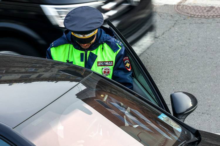 В Башкирии экс сотрудника ГИБДД задержали за взятки и мошенничество Прокуратура Ермекеевского района предъявила ему обвинение Согласно следствию в 2021 2022 годах он получал взятки от 20 до 40 тысяч рублей за непривлечение к ответственности пьяных водителей всего на сумму 120 тысяч рублей В апреле 2023 года он обманул жительницу Белебея пообещав помочь получить водительские права без экзаменов за 60 тысяч рублей После разоблачения его действий он был уволен Уголовное дело направлено в Бижбулякский суд материалы о передавших деньги выделены в отдельное производство